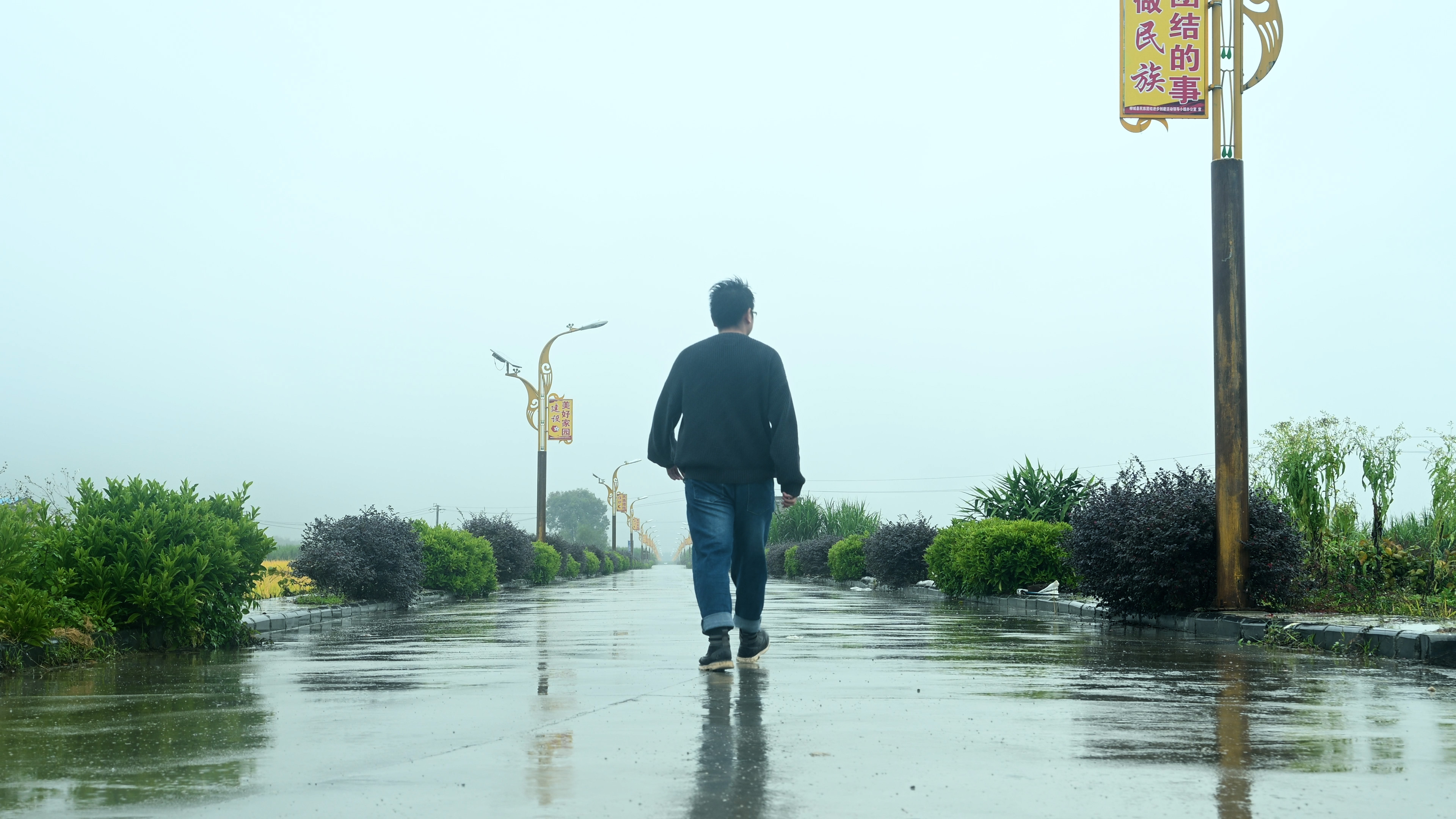 4K雨天孤独的人行走在路上实拍视频视频的预览图