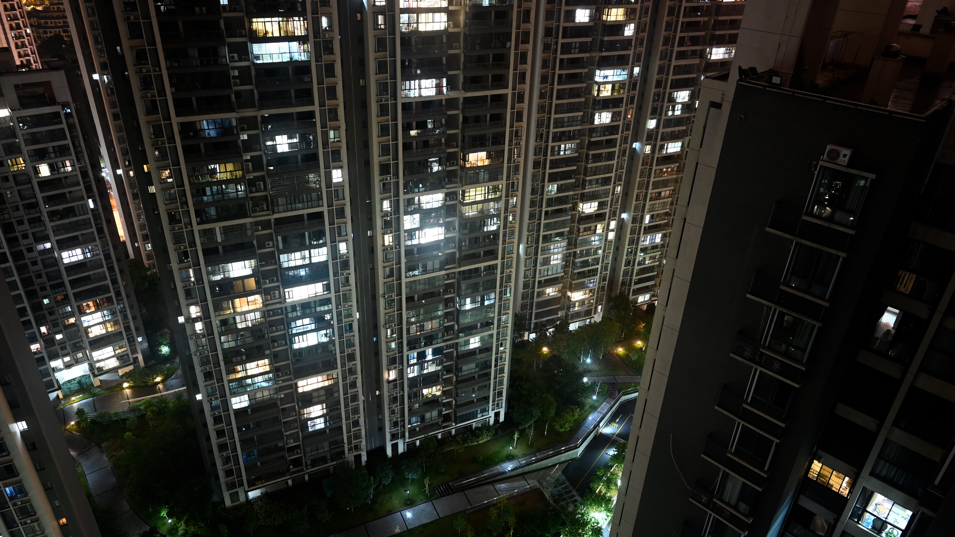 4k小区灯光变化城市夜景延时实拍视频视频的预览图