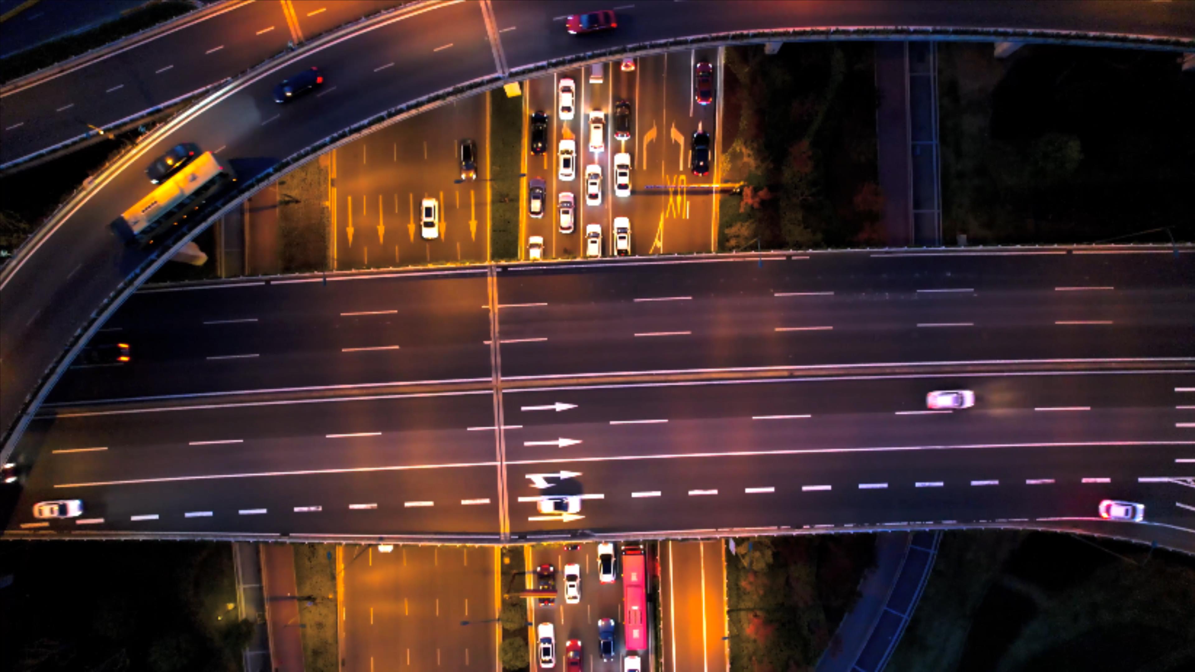 4K航拍城市高架桥车流堵车夜景视频的预览图