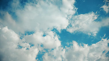 4K实拍天空云彩笼罩漂浮转场延时视频的预览图
