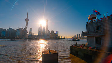 8K唯美上海北外滩黄浦江城市日出逆光延时视频的预览图