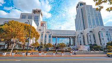 8K震撼延时上海图书馆秋叶蓝天白云视频的预览图