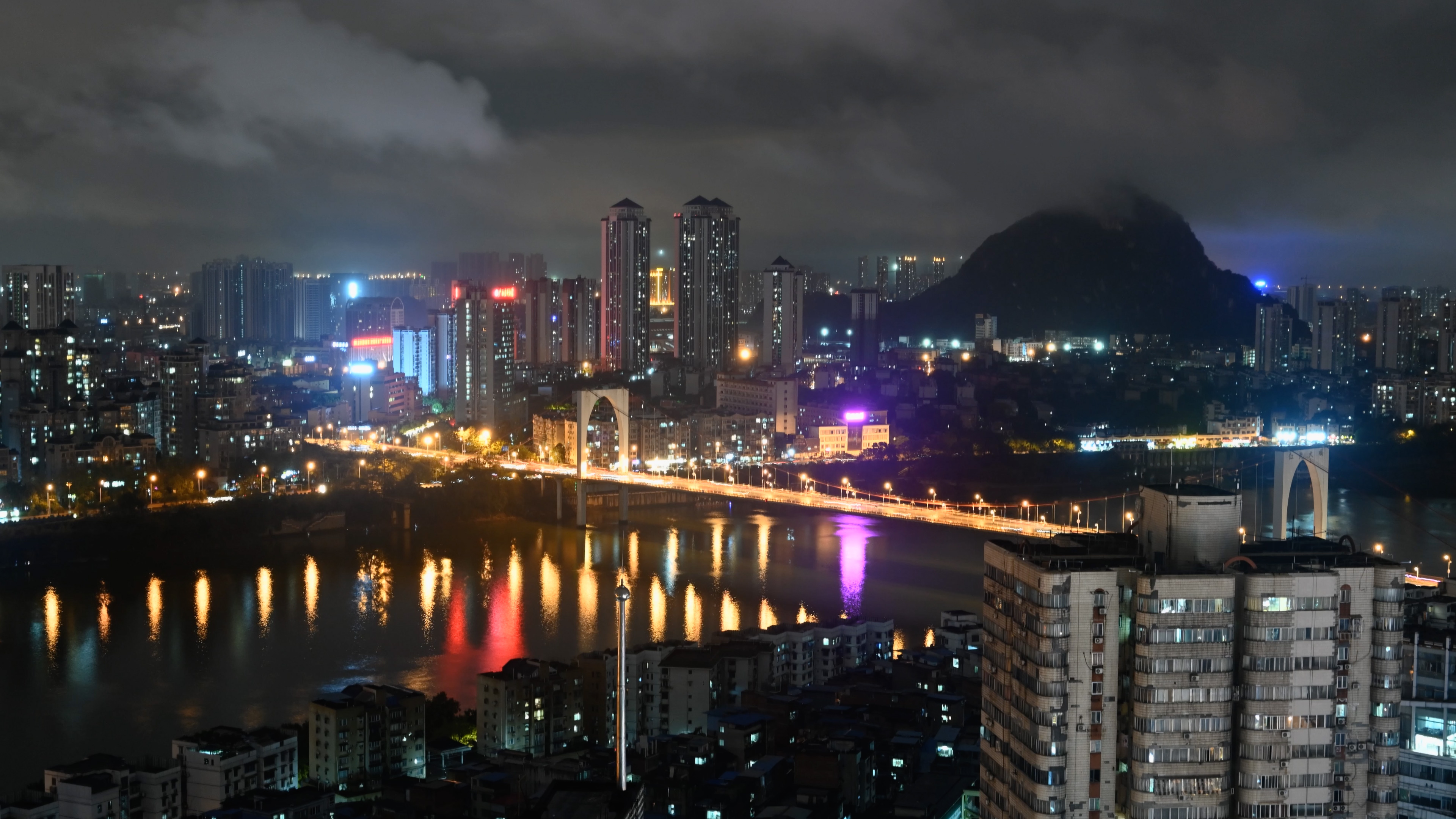 4k柳州城市夜景红光大桥延时视频的预览图