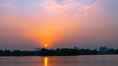 4K实拍湖面太阳日出东方延时摄影视频的预览图