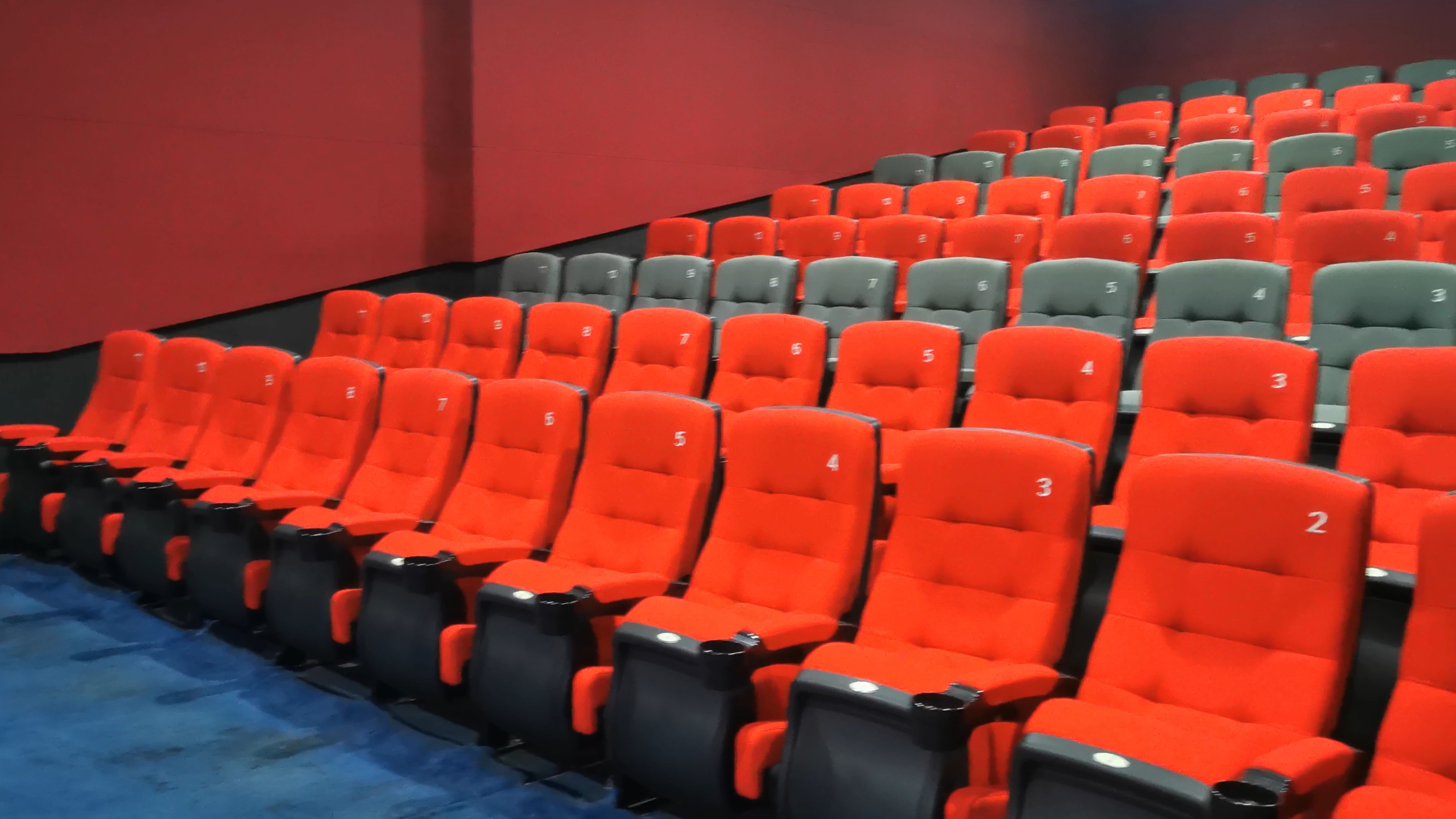 4K实拍空无一人的电影院座位视频的预览图