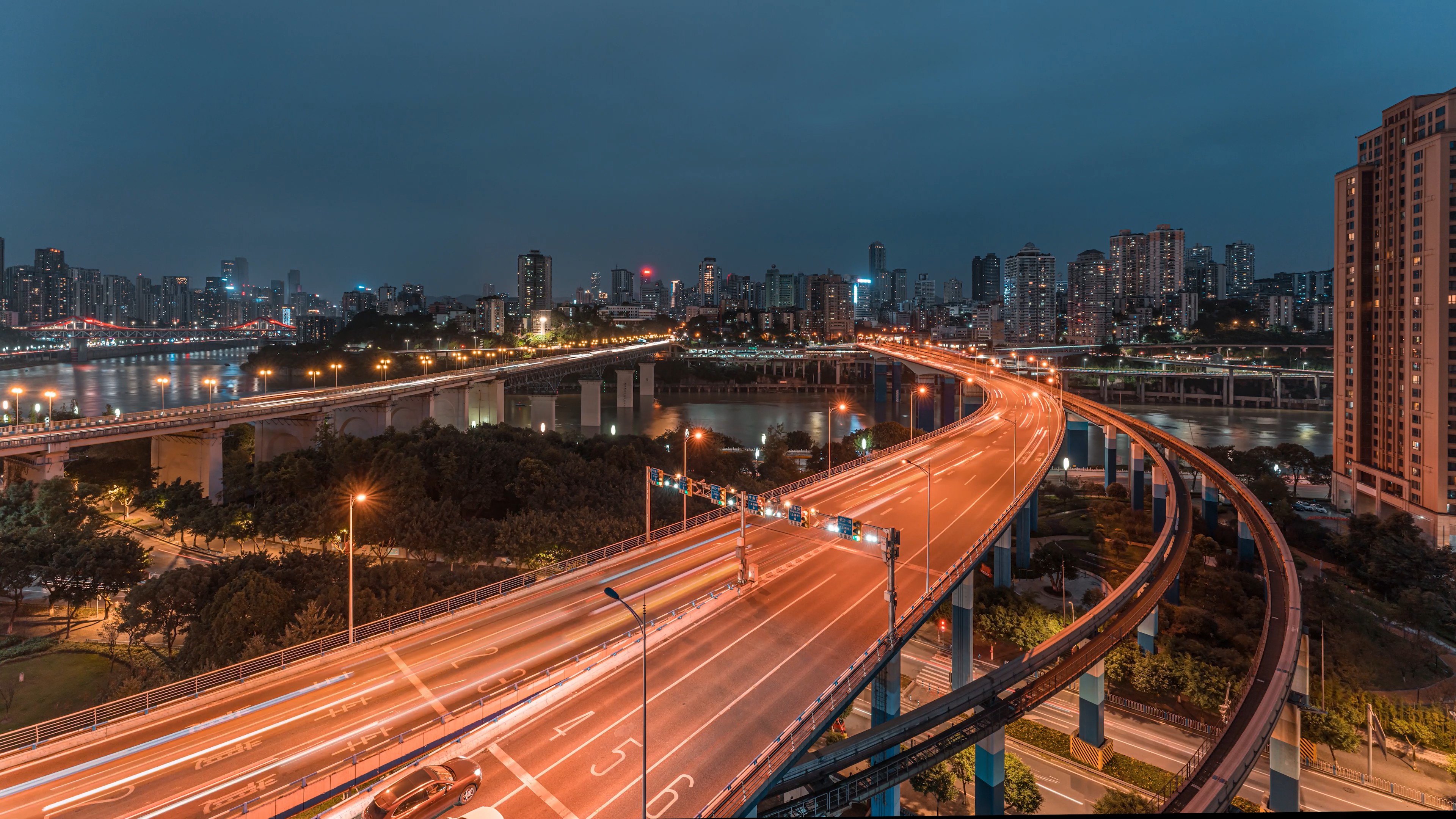 8k重庆嘉陵江大桥车流城市灯光夜景日转夜延时视频的预览图