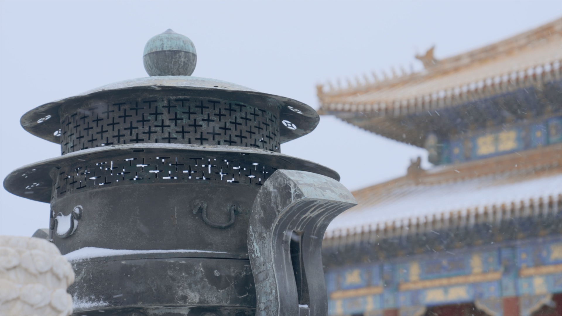 4k北京故宫香炉雪景实拍视频的预览图