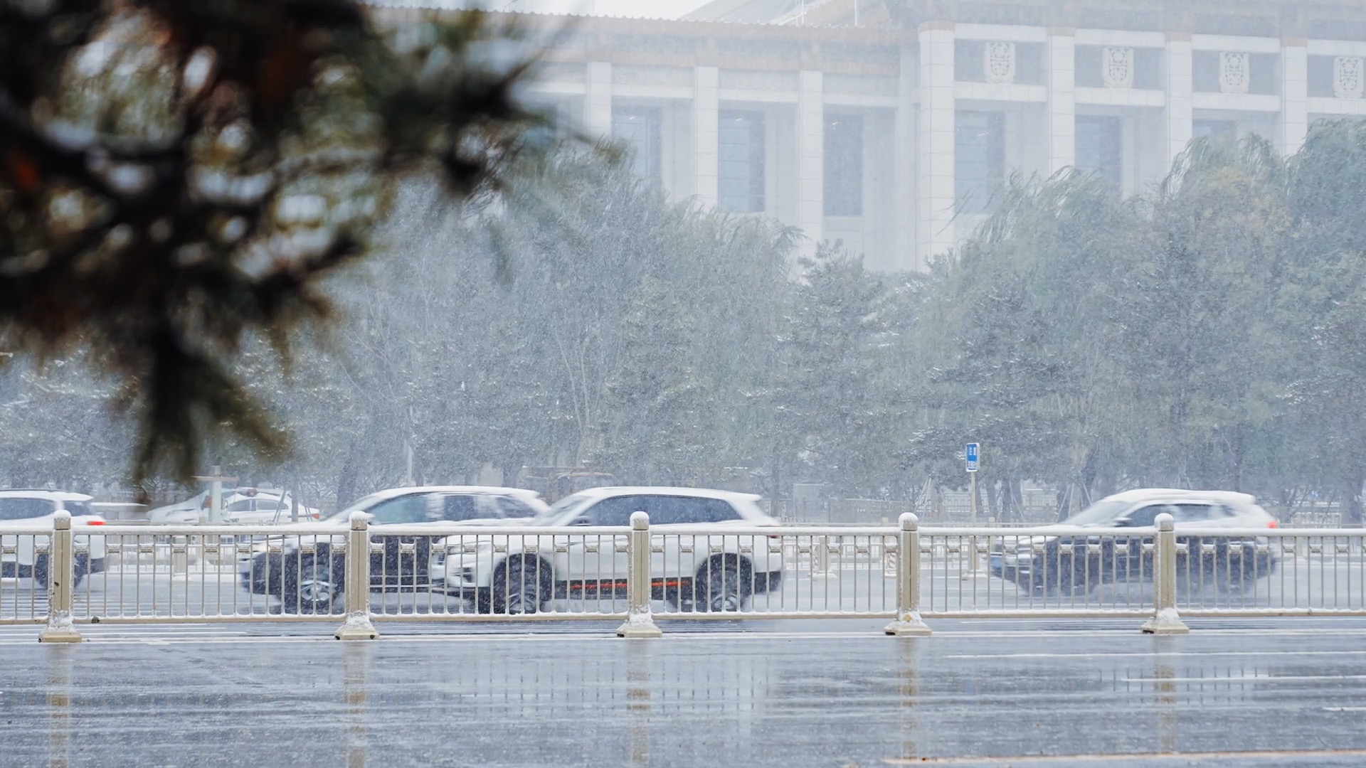 4k北京国家博物馆前长安大街雪景实拍视频的预览图
