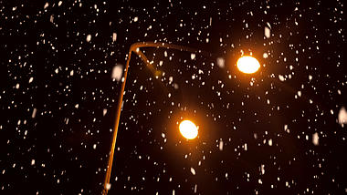 4K拍摄夜晚路灯灯光下雪花飘飘实拍视频的预览图