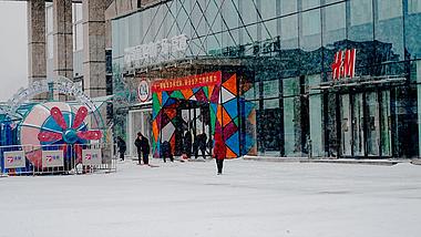 4k城市商场道路清雪实拍视频的预览图