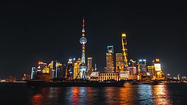 8K大气移动延时上海地标外滩三件套夜景视频的预览图