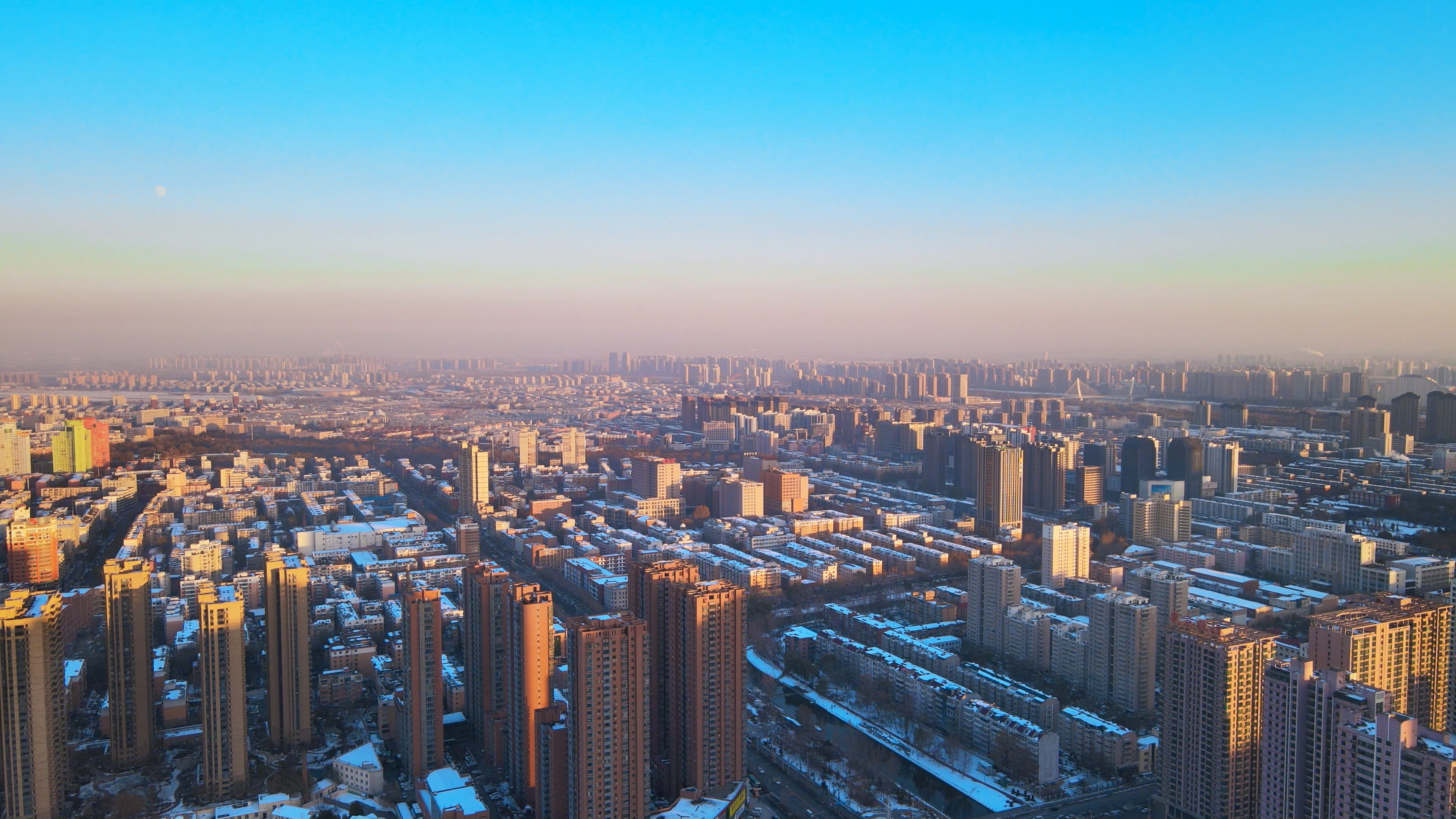4K大气唯美航拍沈阳雪景夕阳城市天际线视频的预览图