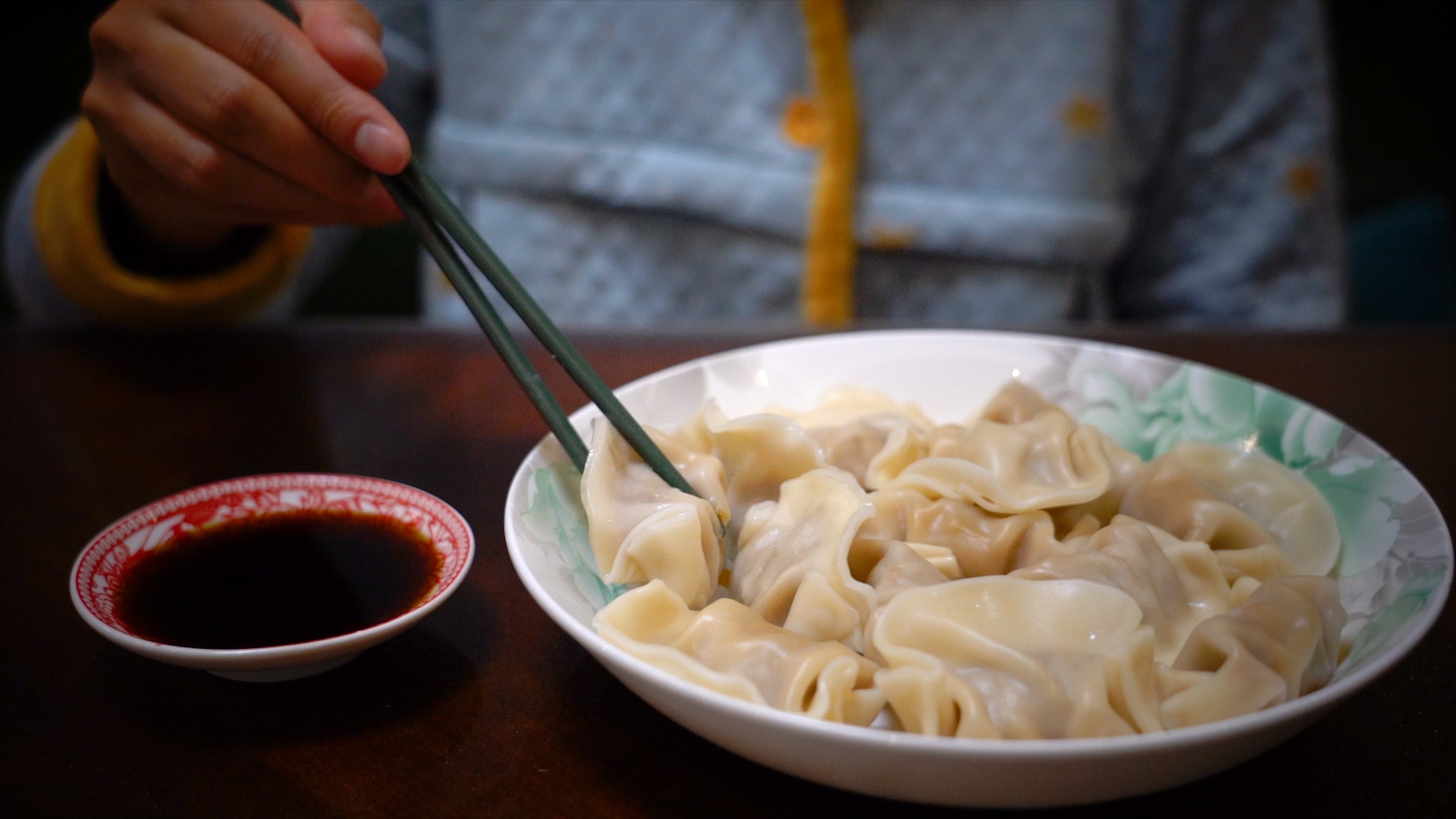 4k实拍用筷子夹饺子蘸醋吃饺子视频的预览图