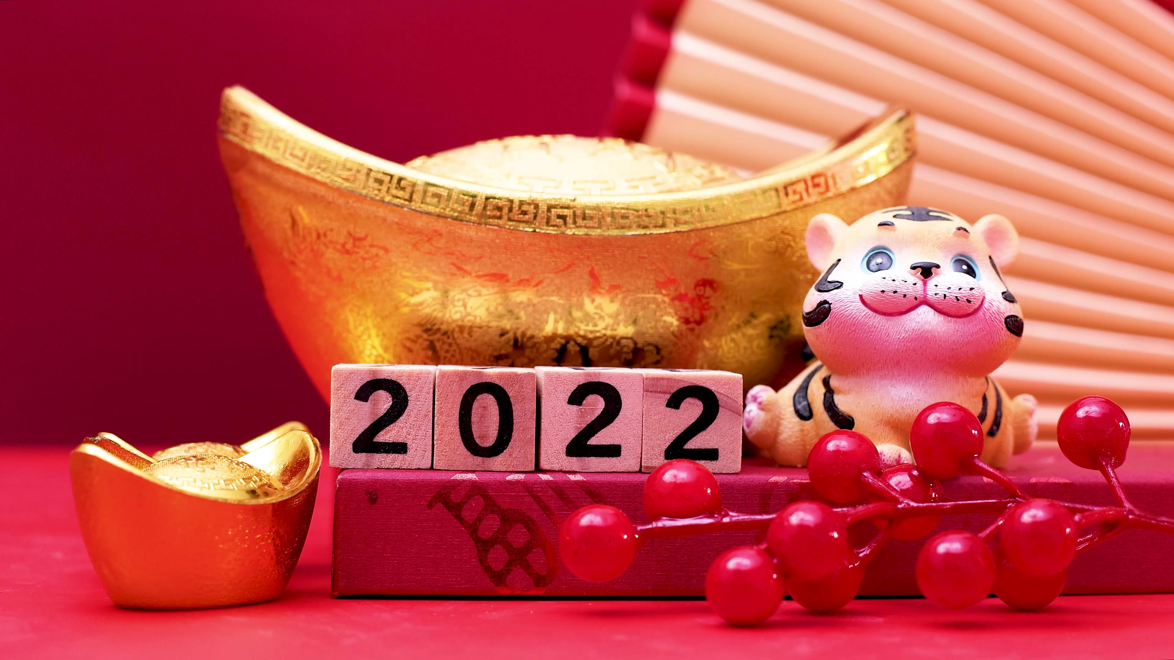4K实拍喜庆中国年2022虎年新年静物装饰摆设空镜视频的预览图