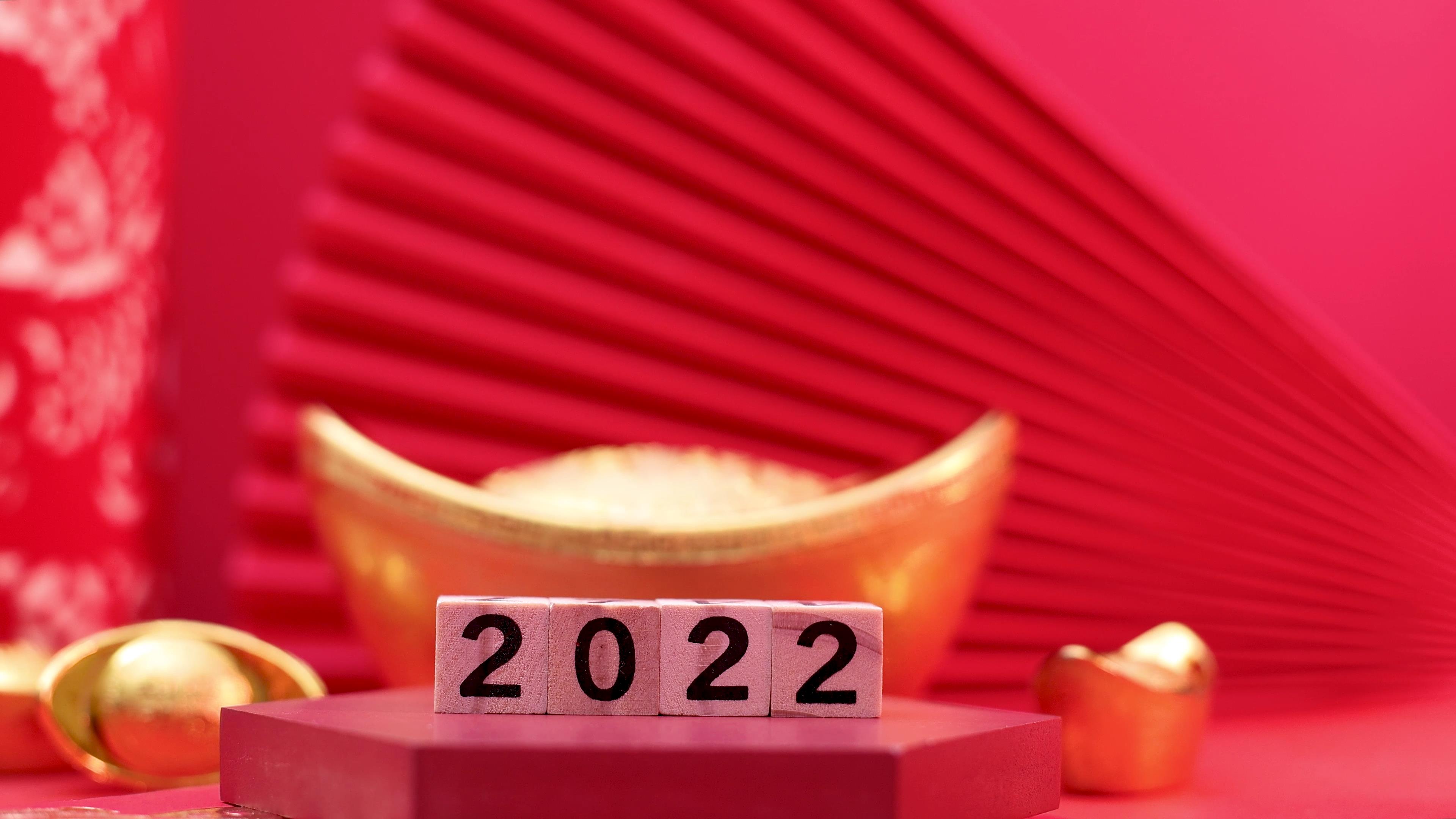 4K实拍2022新年红色喜庆元宝祝福摆设空镜视频的预览图