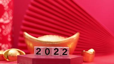 4K实拍2022新年红色喜庆元宝祝福摆设空镜视频的预览图