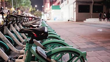 4K实拍城市空虚宁静街角单车空镜视频的预览图