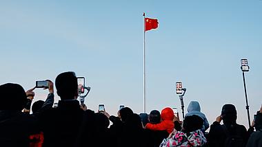 4k北京天安门人群观看升国旗实拍视频的预览图