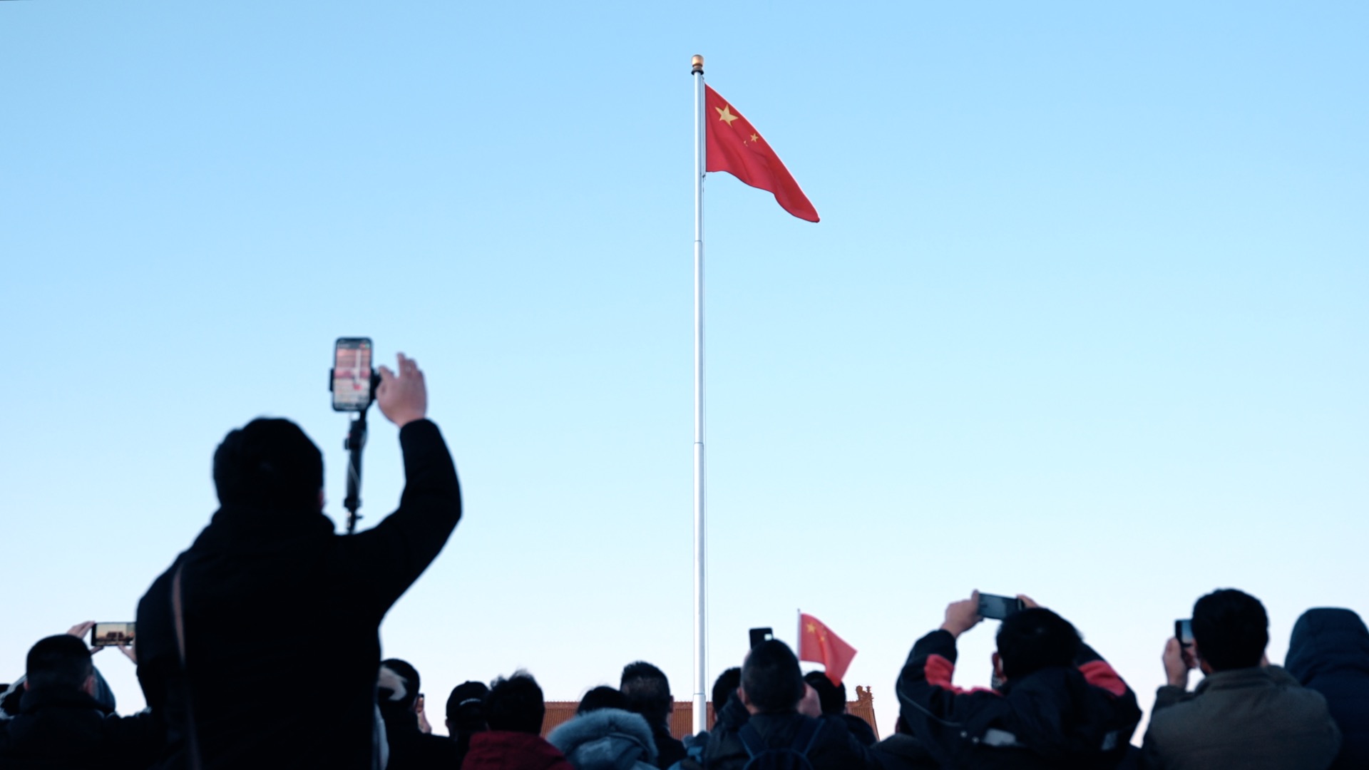 4k天安门广场人群早晨观看升旗实拍视频的预览图