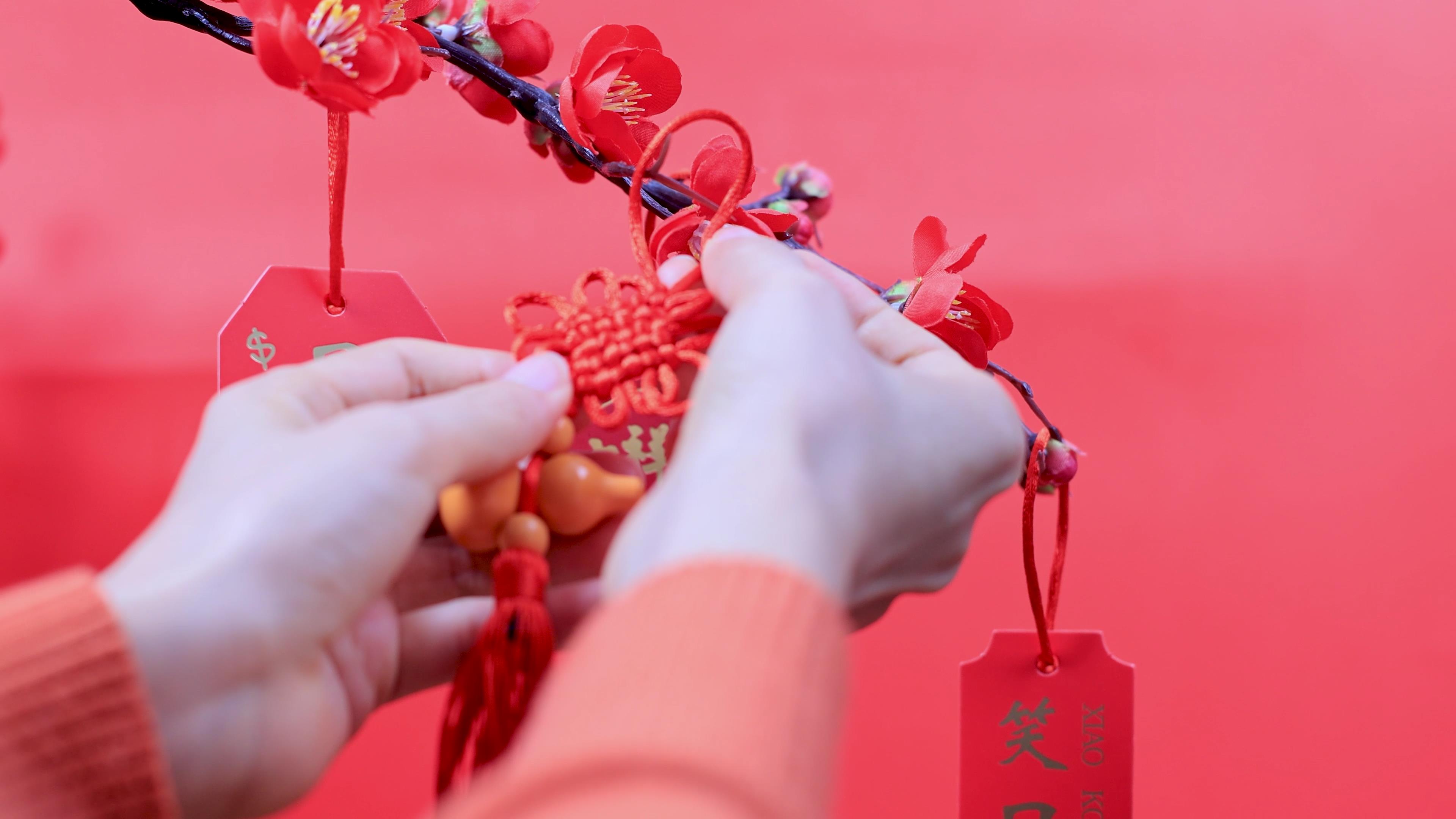 4K实拍新年爆竹中国结挂件挂福喜庆空镜视频的预览图