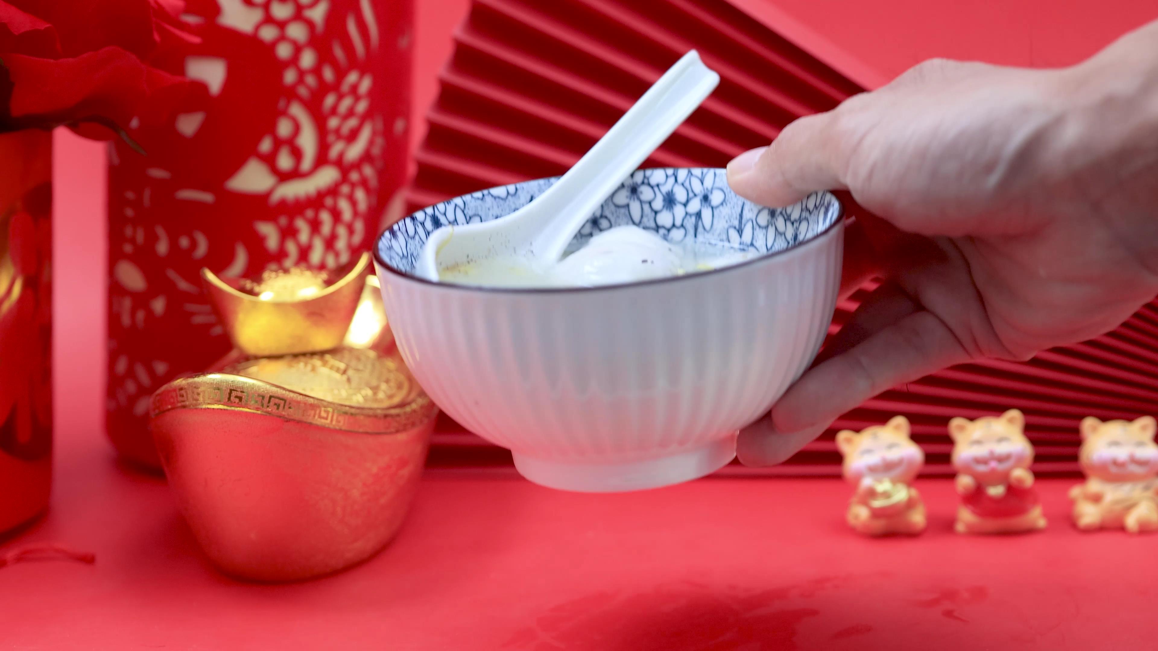 4K实拍中国节日美食汤圆素材视频的预览图