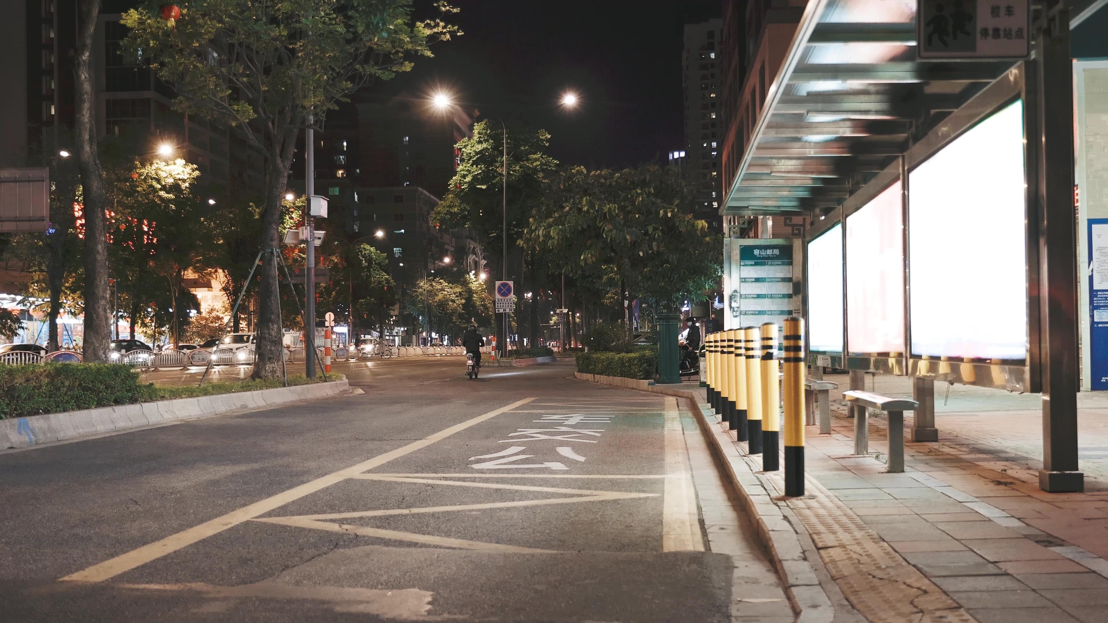 4K实拍城市夜间公交站交通空镜视频的预览图