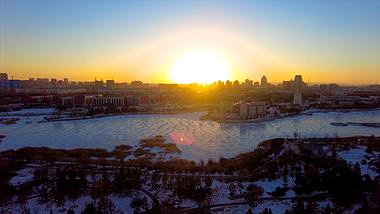 4k延时拍摄冬季夕阳西下城市日落景象视频的预览图