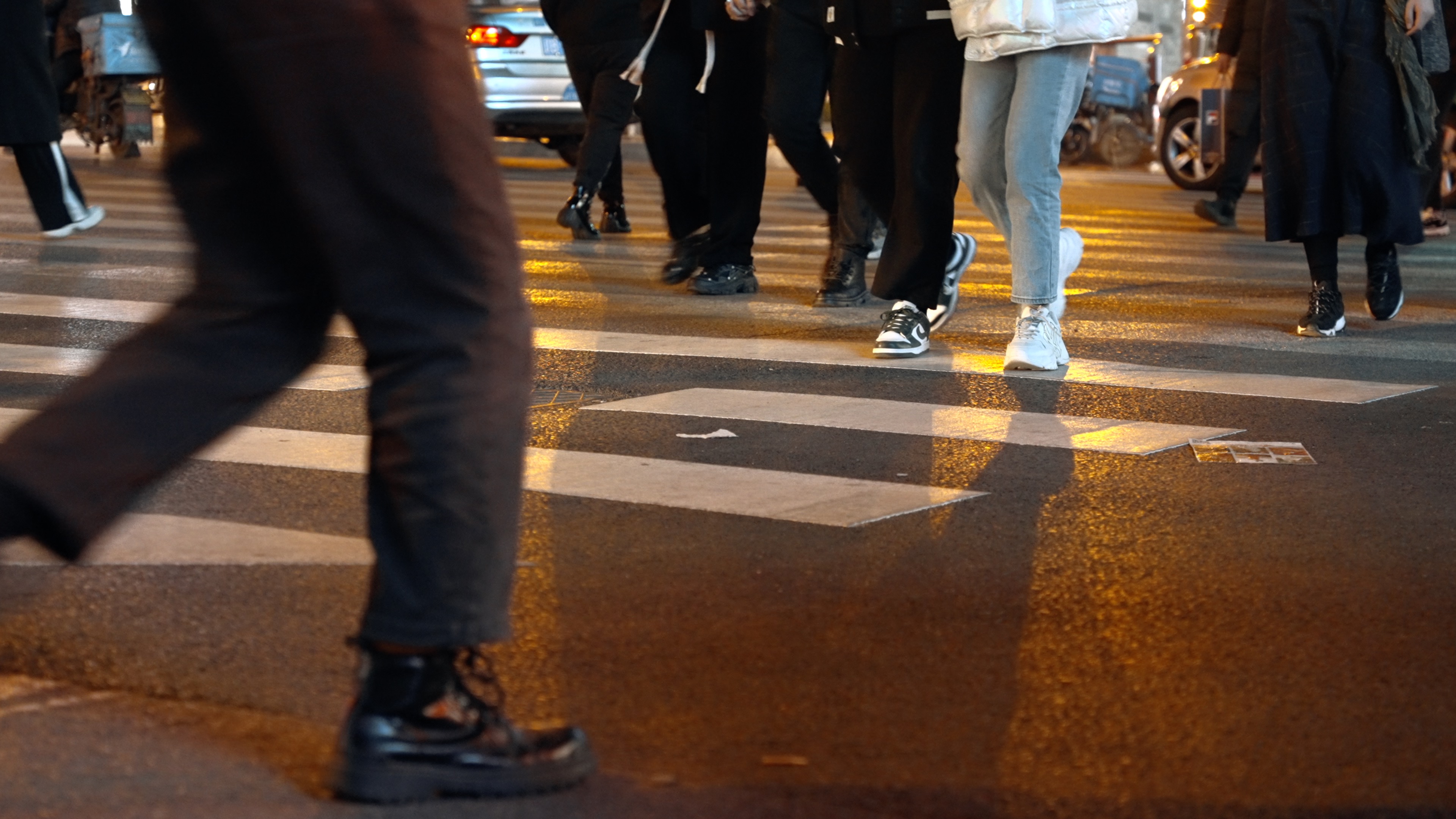 4k夜景街头马路脚步人行道慢动作视频的预览图