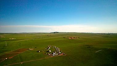 5.4k航拍夕阳下广阔的千里草原及蒙古包视频的预览图