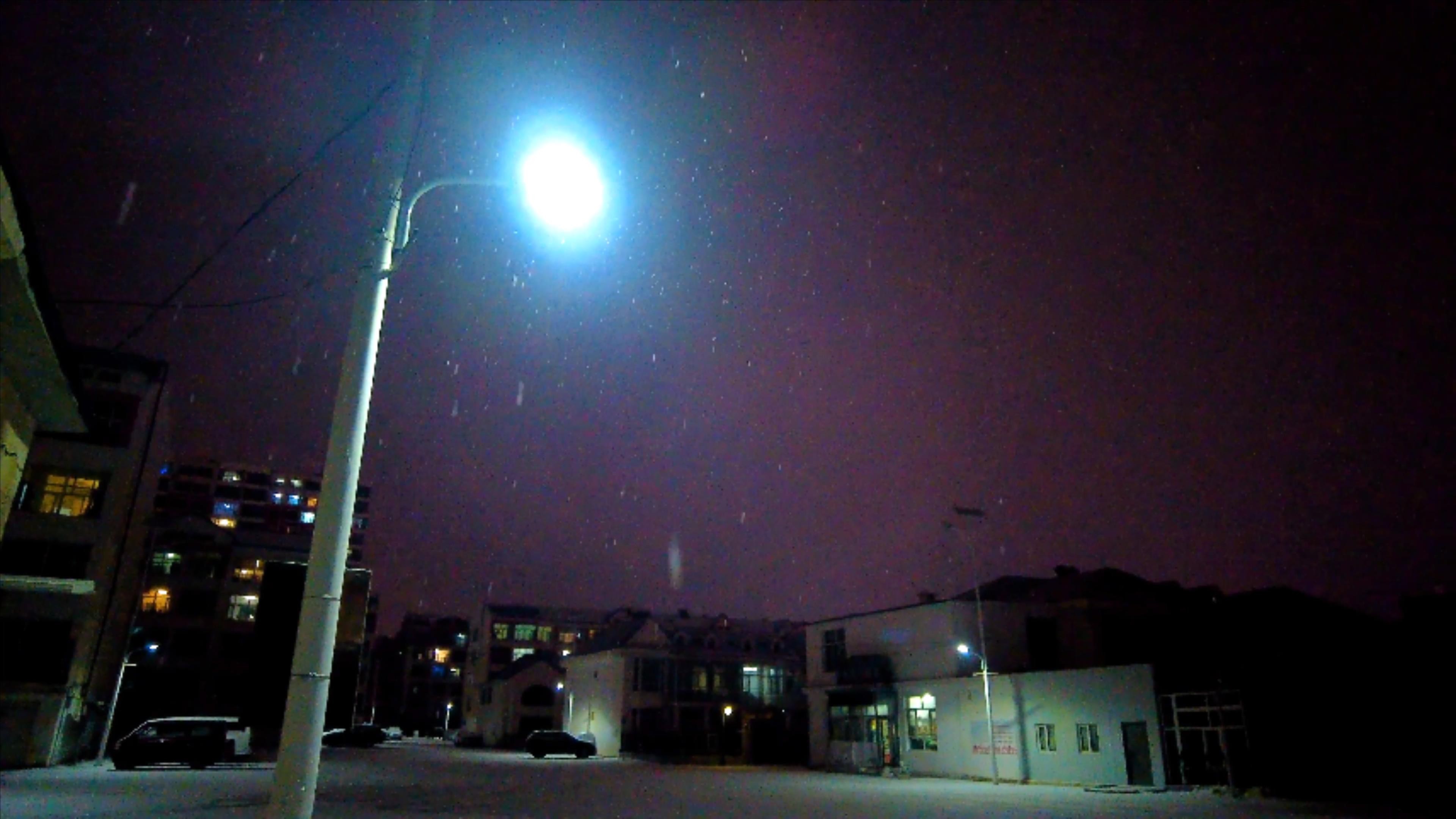 4k实拍冬季夜晚北方城市下雪孤单的路灯视频的预览图