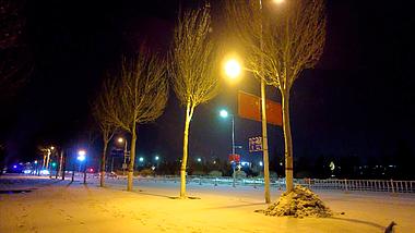 4k实拍北方城市下雪夜晚街头孤单的路灯视频的预览图
