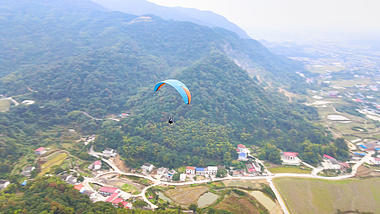 4K航拍跳伞滑翔伞运动视频的预览图
