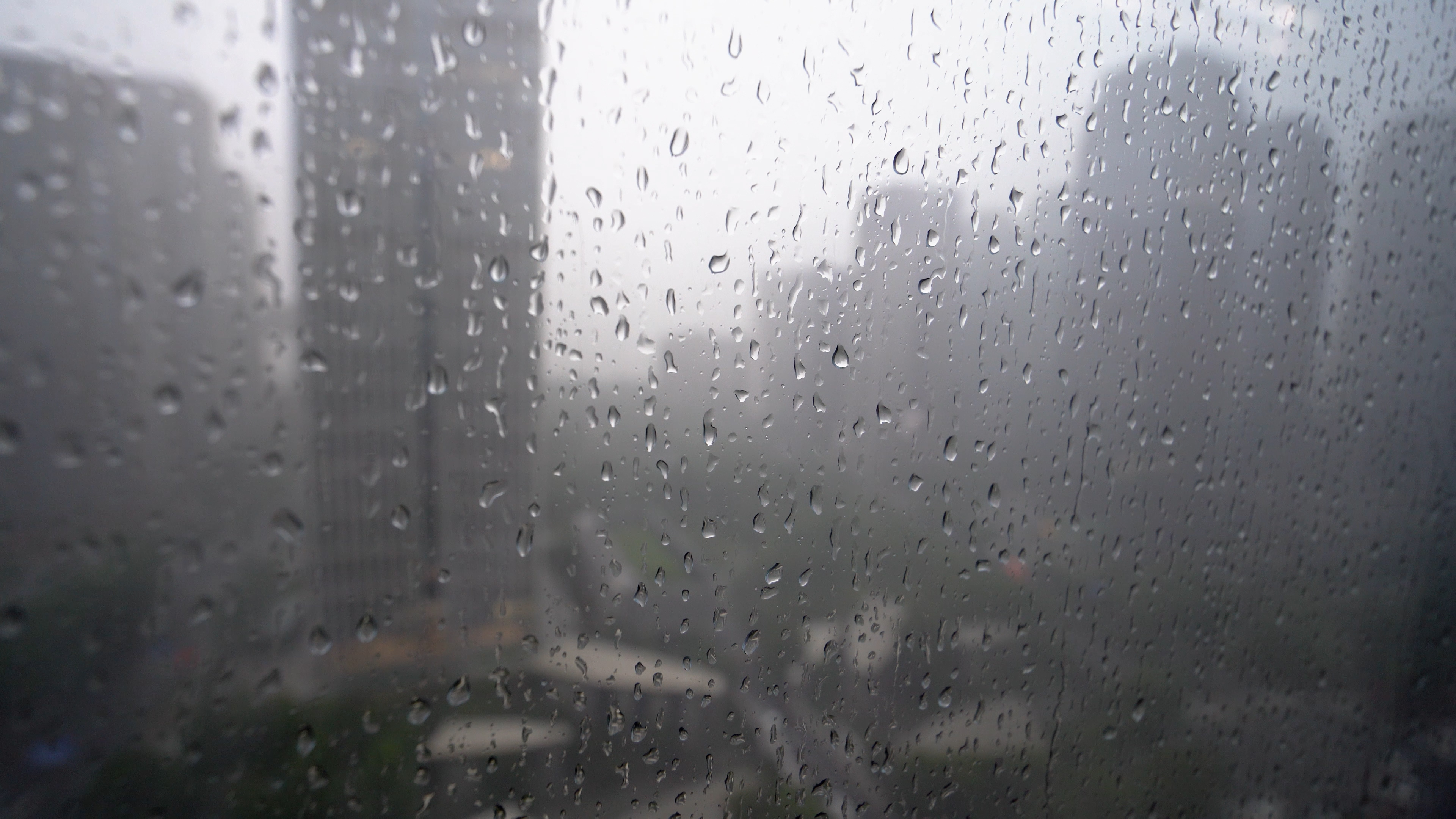 4K窗外下雨大雨路况实拍空镜视频的预览图