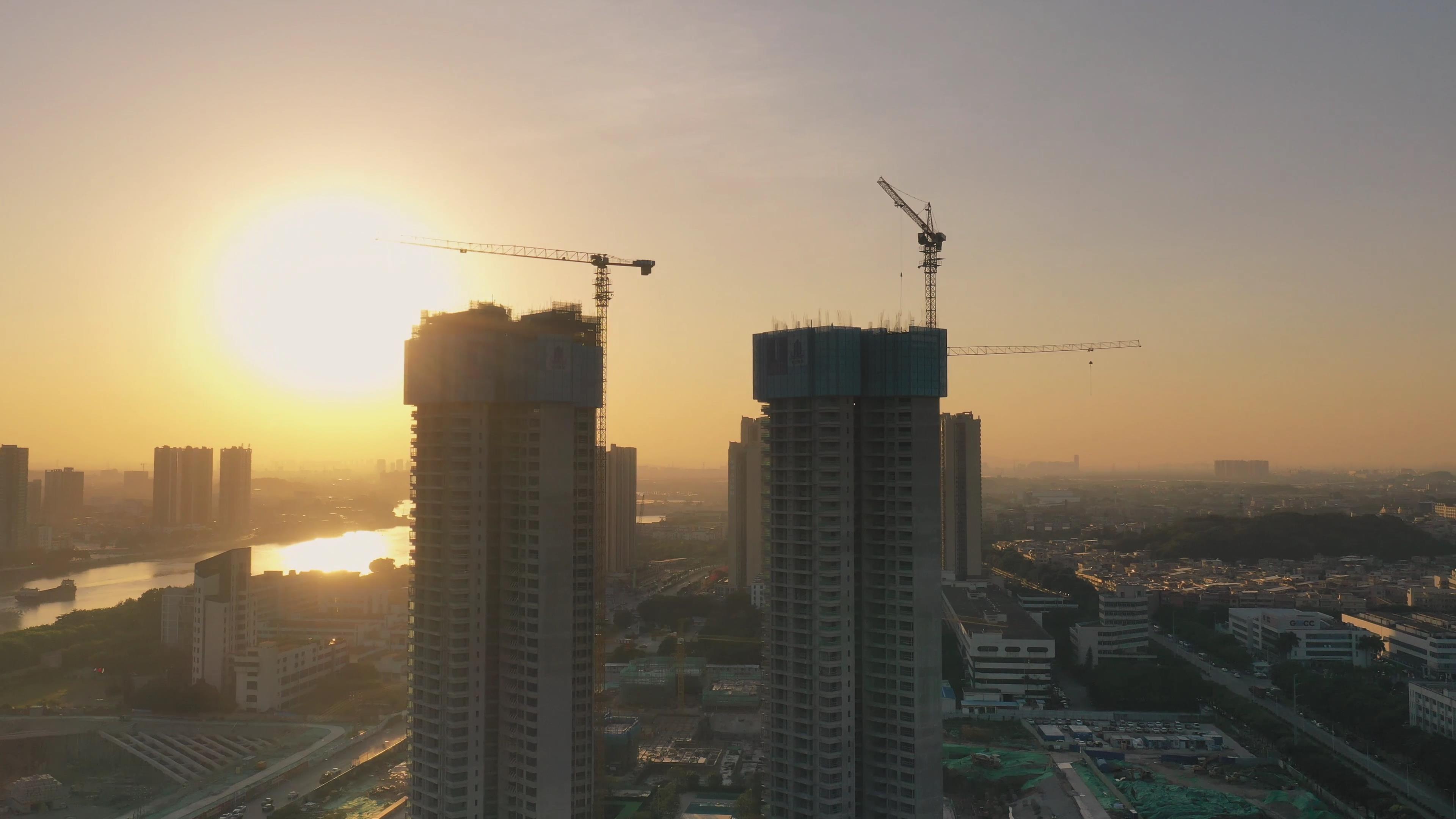 4K城市楼房工地建造移动延时城市建设视频的预览图