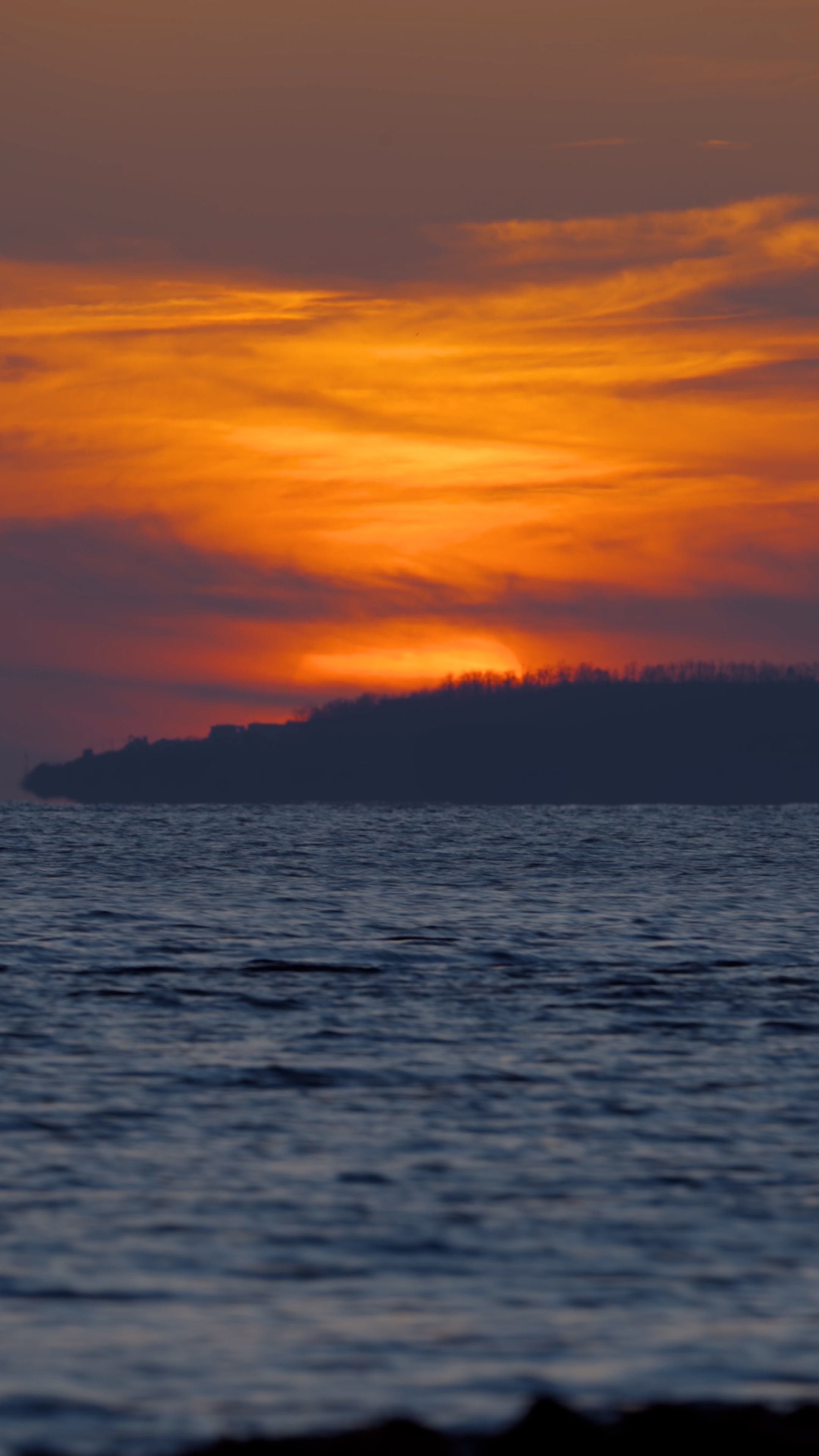 4K竖版大海岛屿边的日落晚霞风景空镜视频的预览图