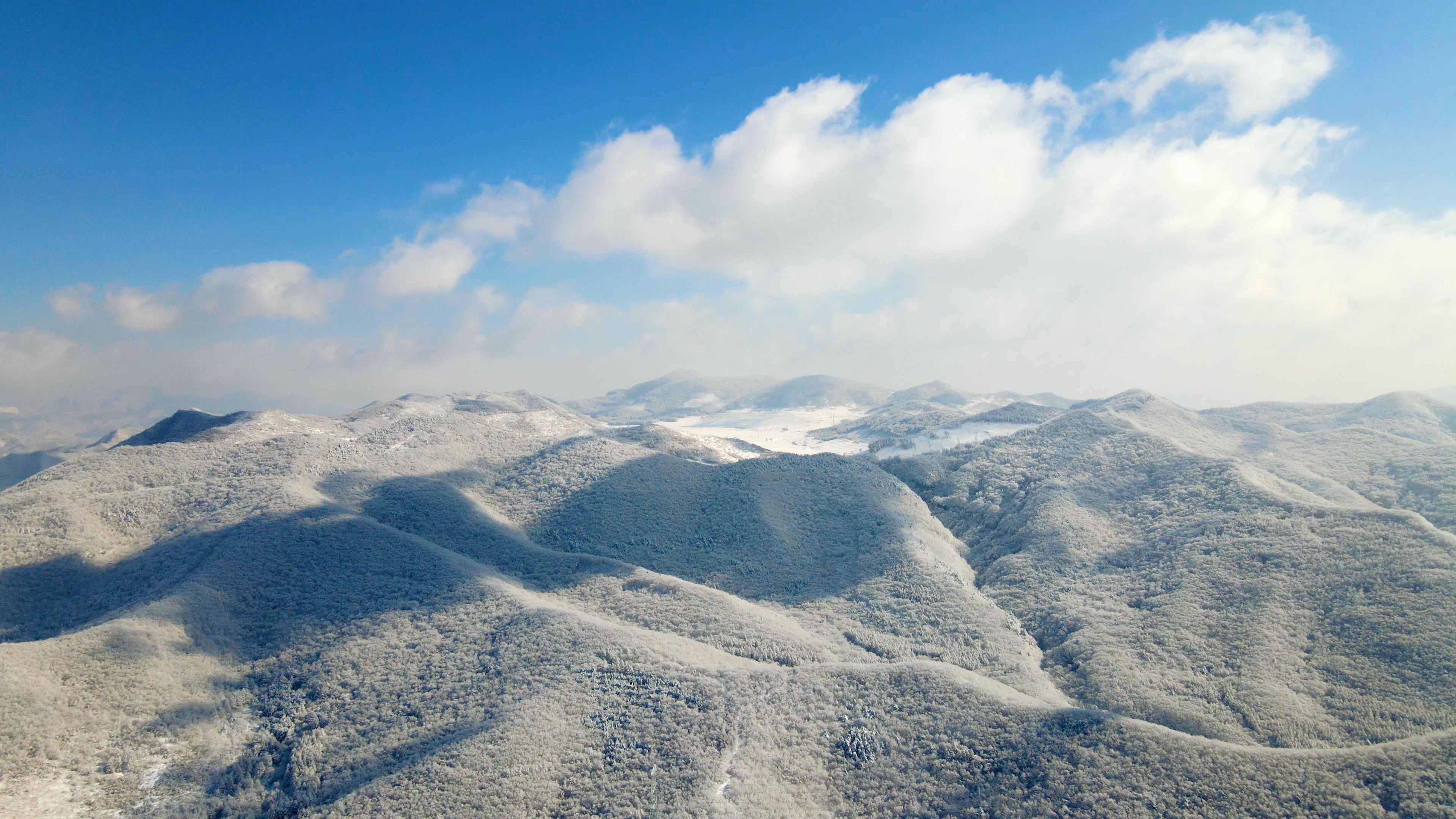 4K冬季雪山雾凇林风景航拍庄严大气视频的预览图