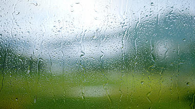 4K窗外下雨水珠滴落玻璃意境视频的预览图
