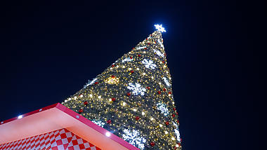 4K圣诞树实景节日西方传统欢乐空镜视频的预览图