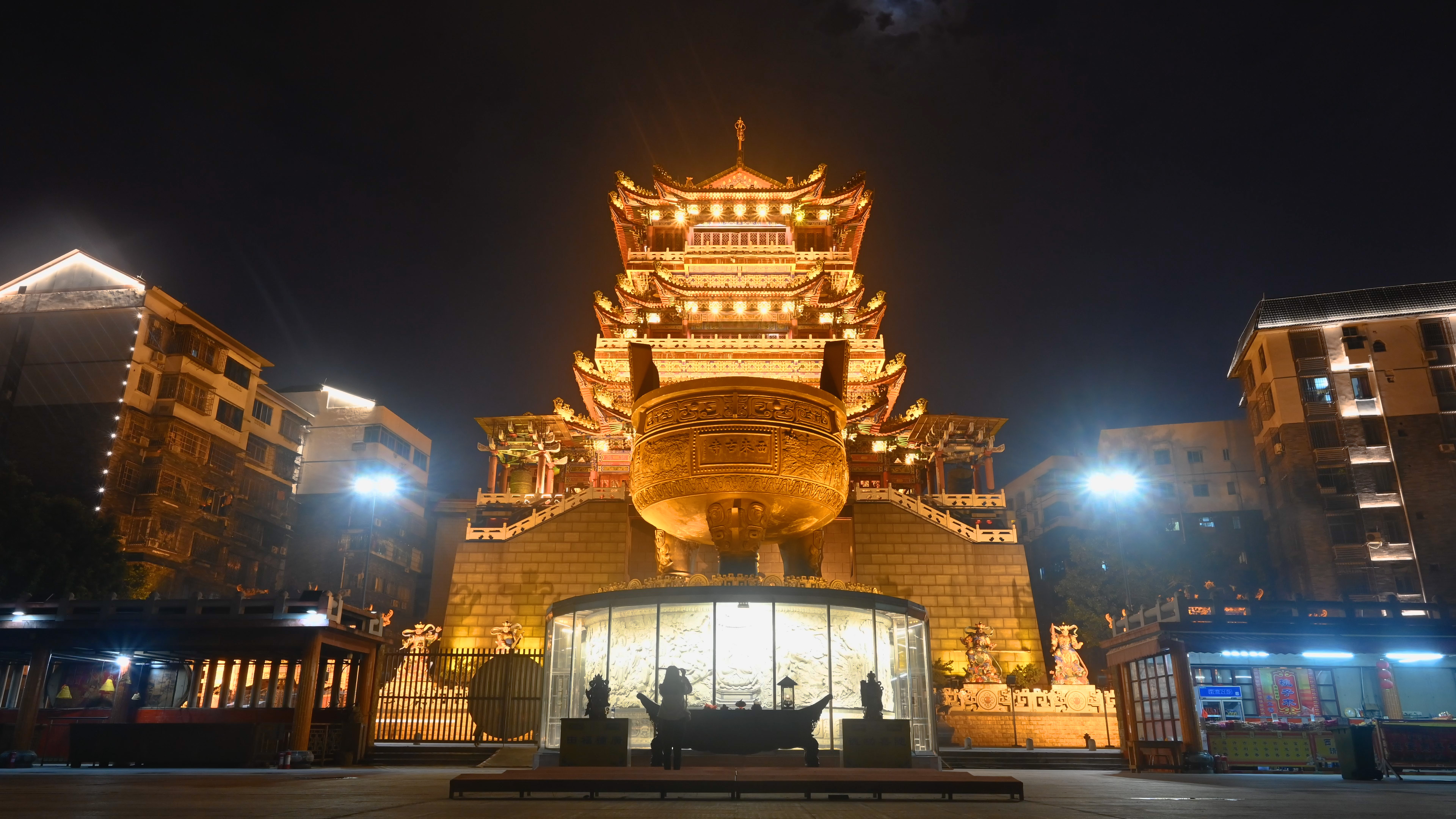 4k广西柳州西来古寺夜景延时实拍视频的预览图