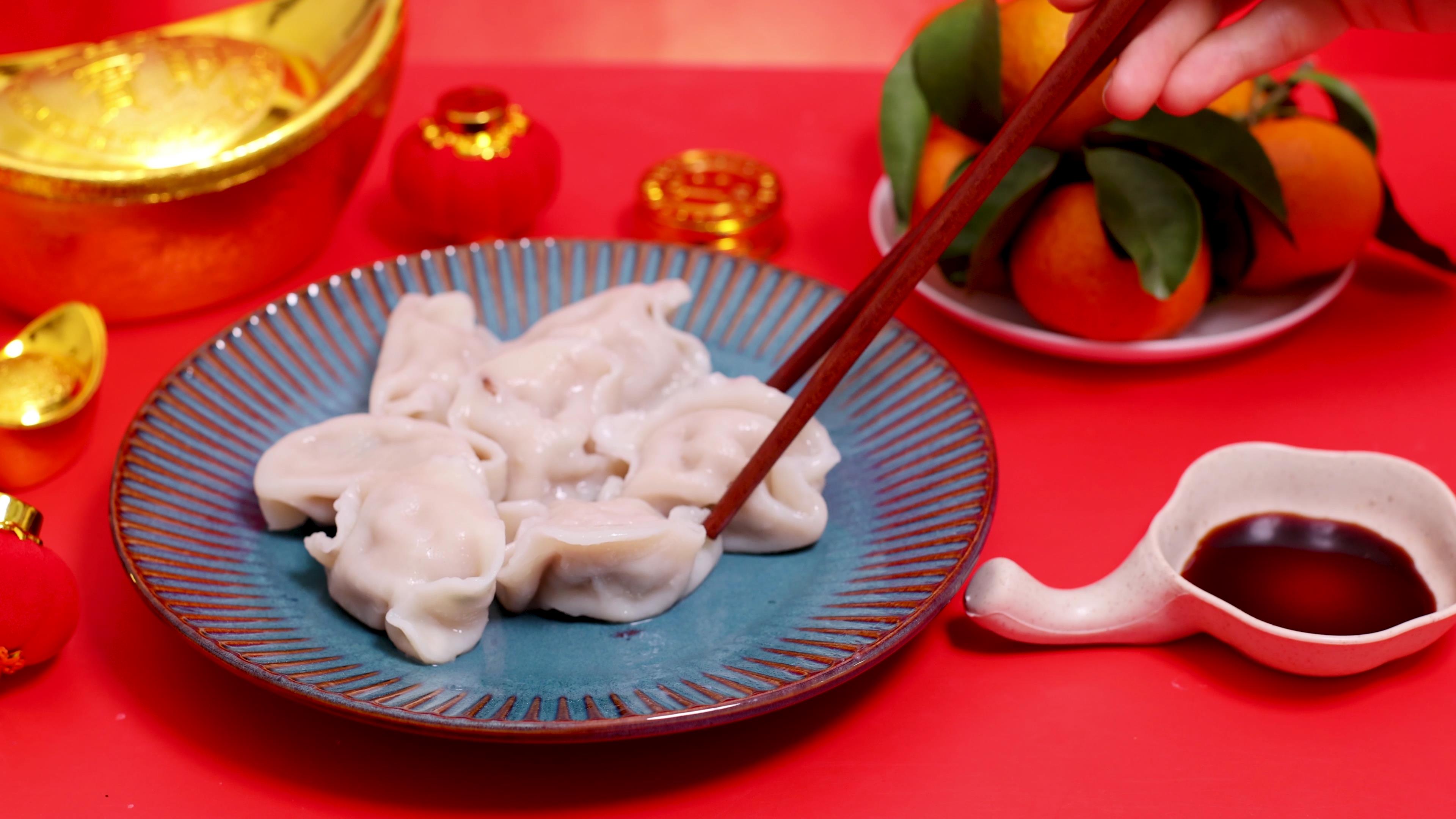 4K实拍煮水饺水饺团圆饭年夜饭吃饺子视频的预览图