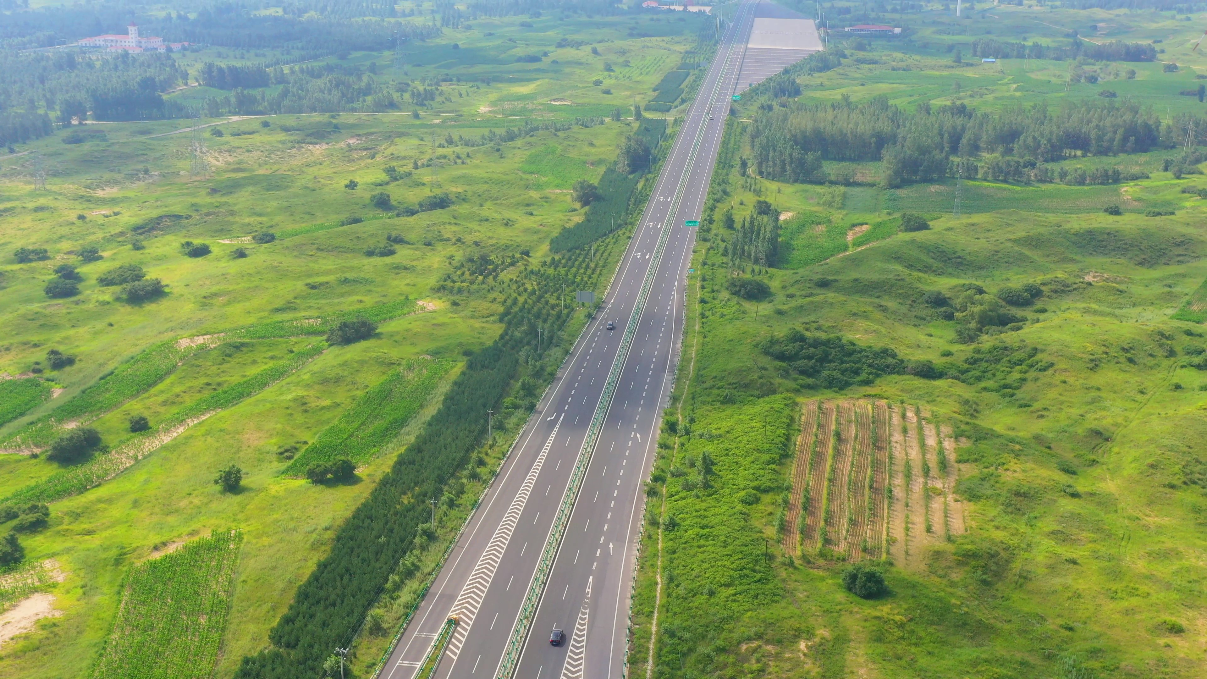 4K横向航拍内蒙古通辽高速公路视频的预览图