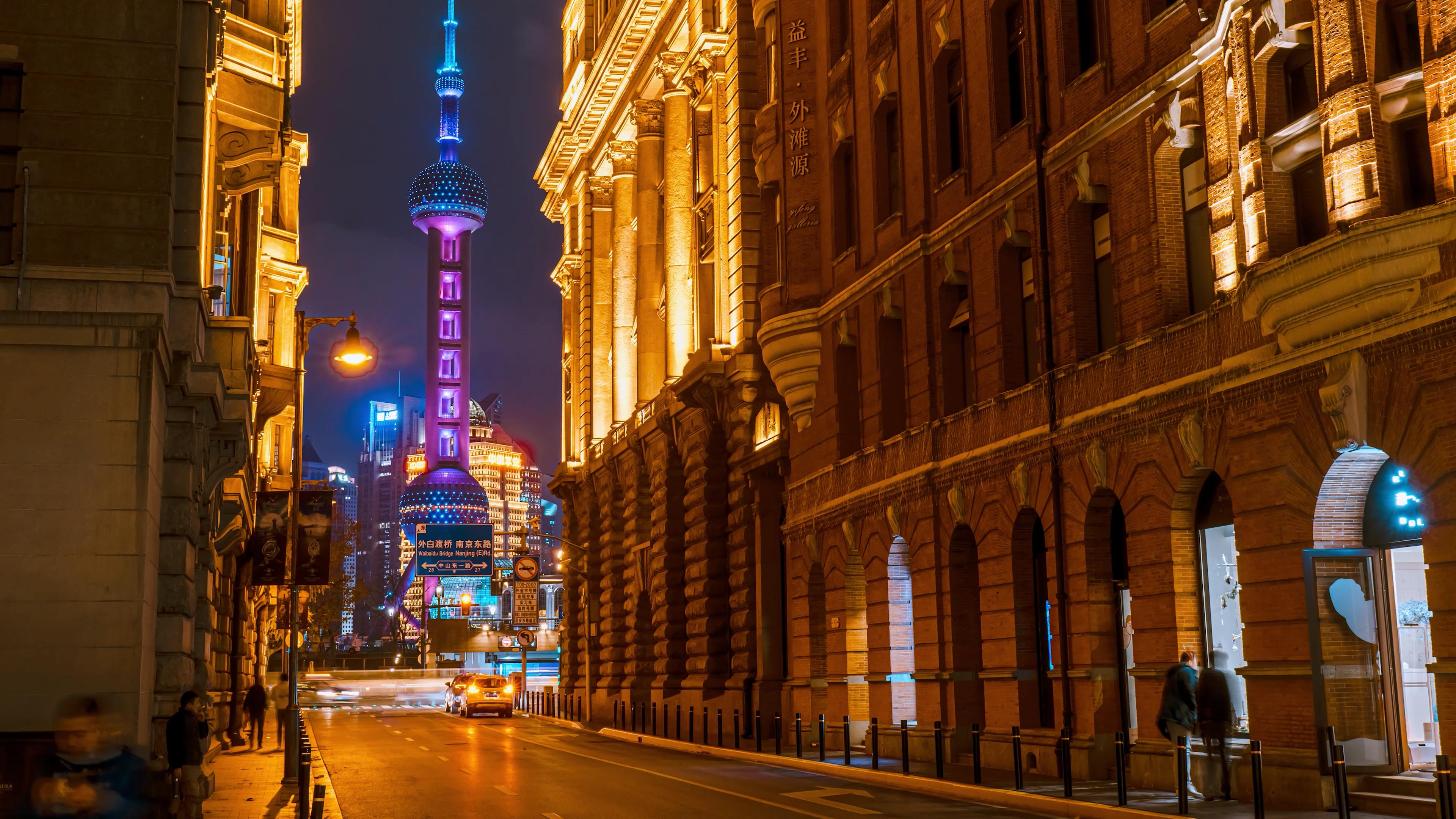 8K延时震撼上海外滩东方明珠夜景车流视频的预览图