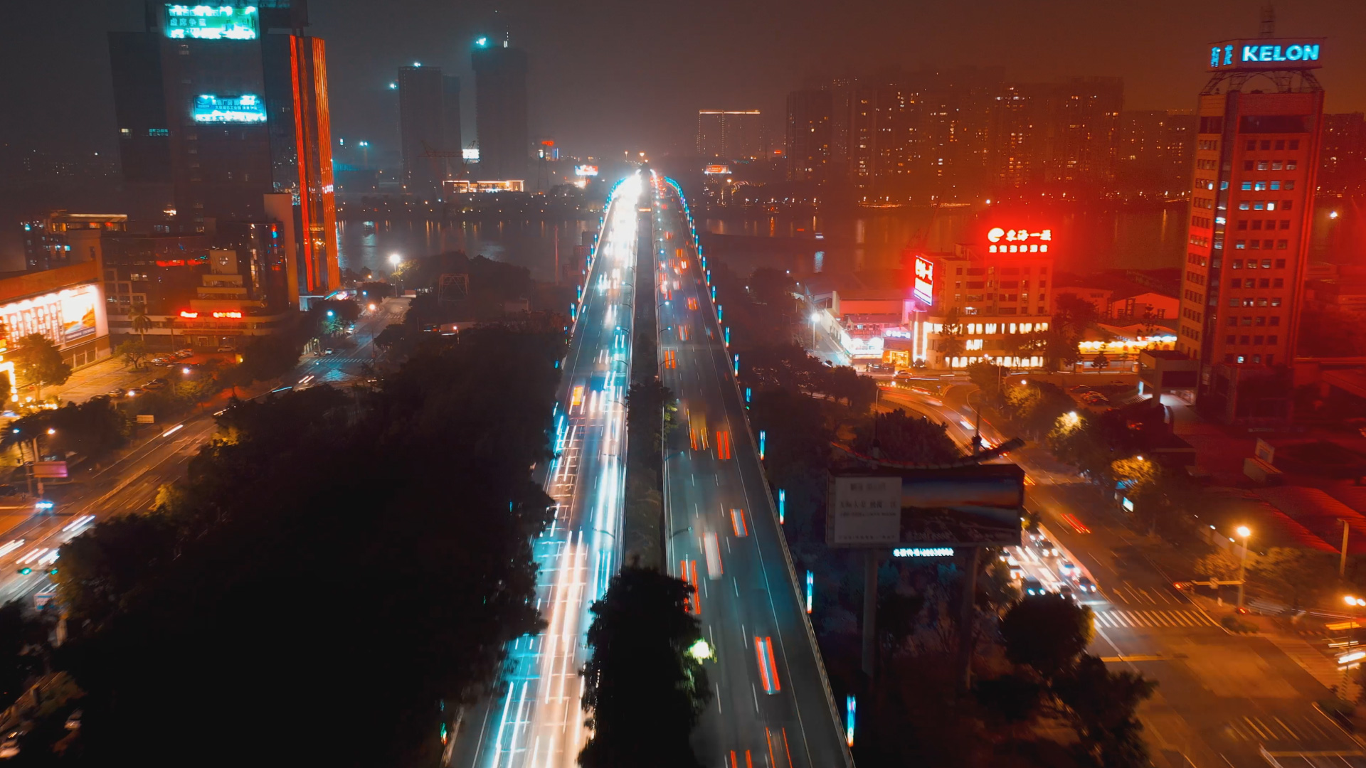 4K实拍壮观城市夜景车流建筑灯火璀璨移动延时视频的预览图