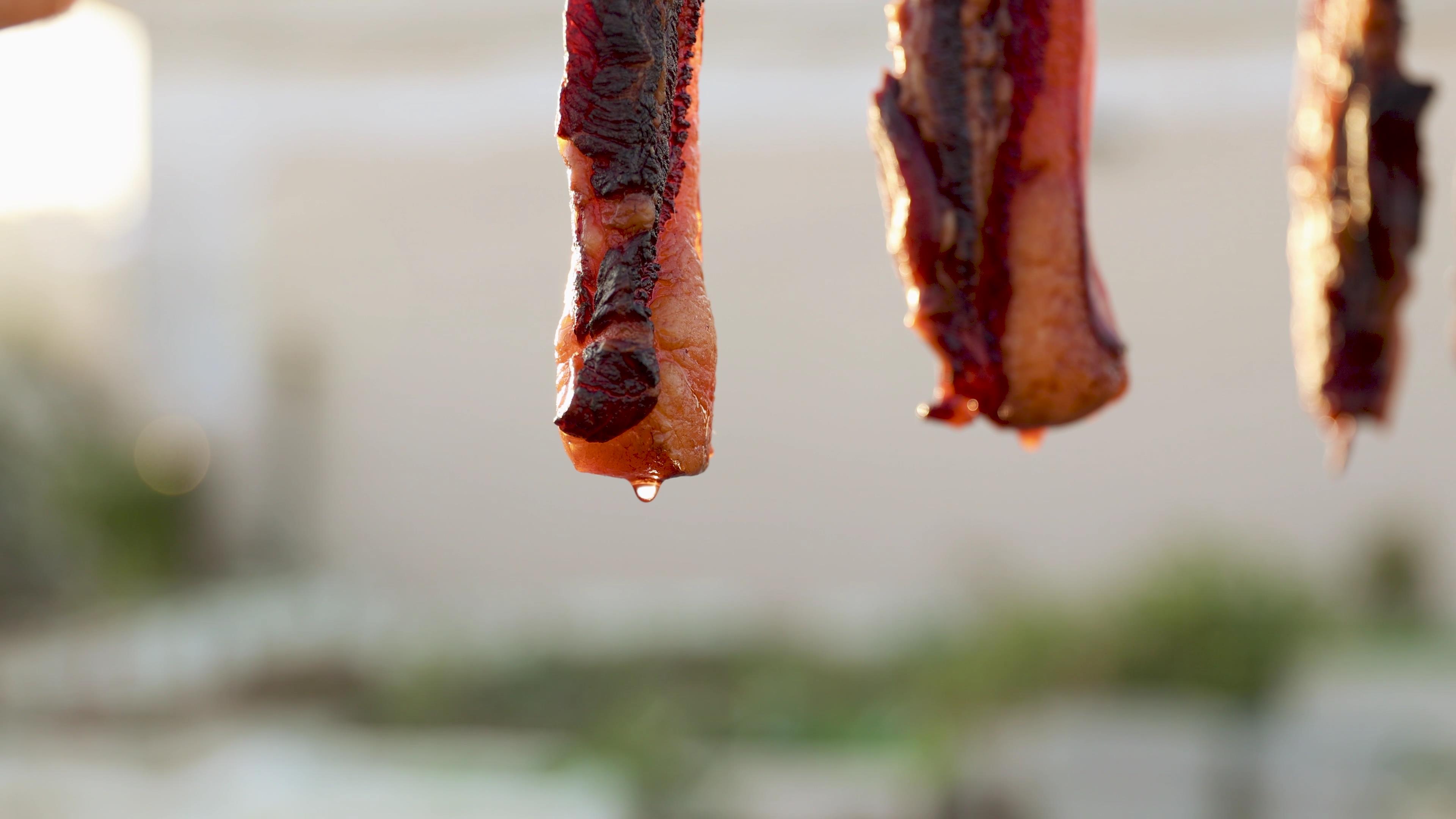 4K实拍新年腊肉年货生晒过程滴油视频的预览图
