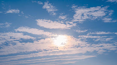4k实拍天空太阳阳光透过云朵耶稣光延时视频的预览图
