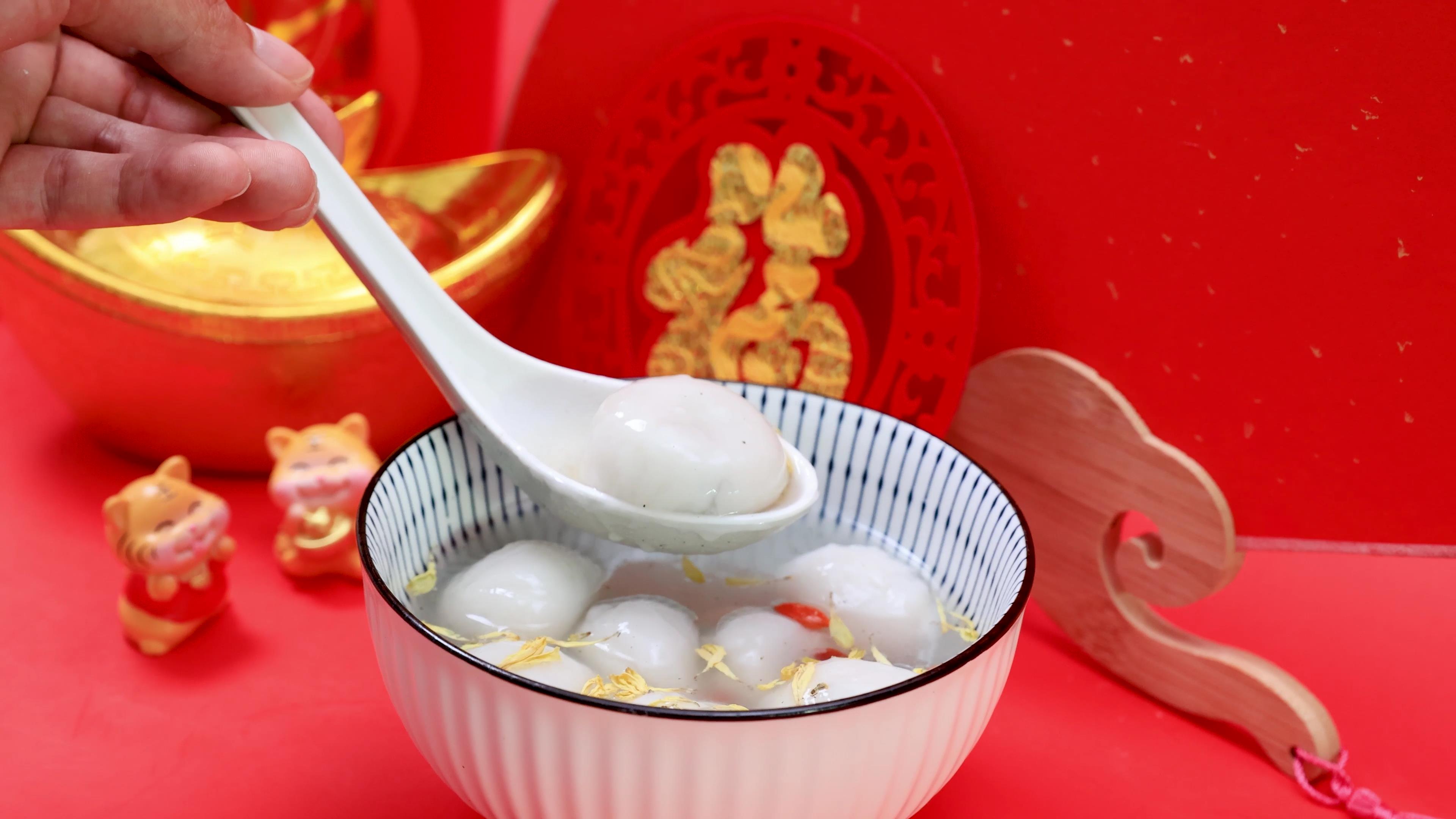 4K实拍元宵节中国年新年吃汤圆团圆视频的预览图