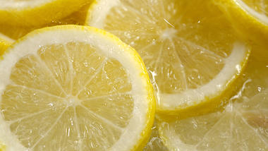 4k水果茶饮品店宣传新鲜柠檬切片果肉视频的预览图