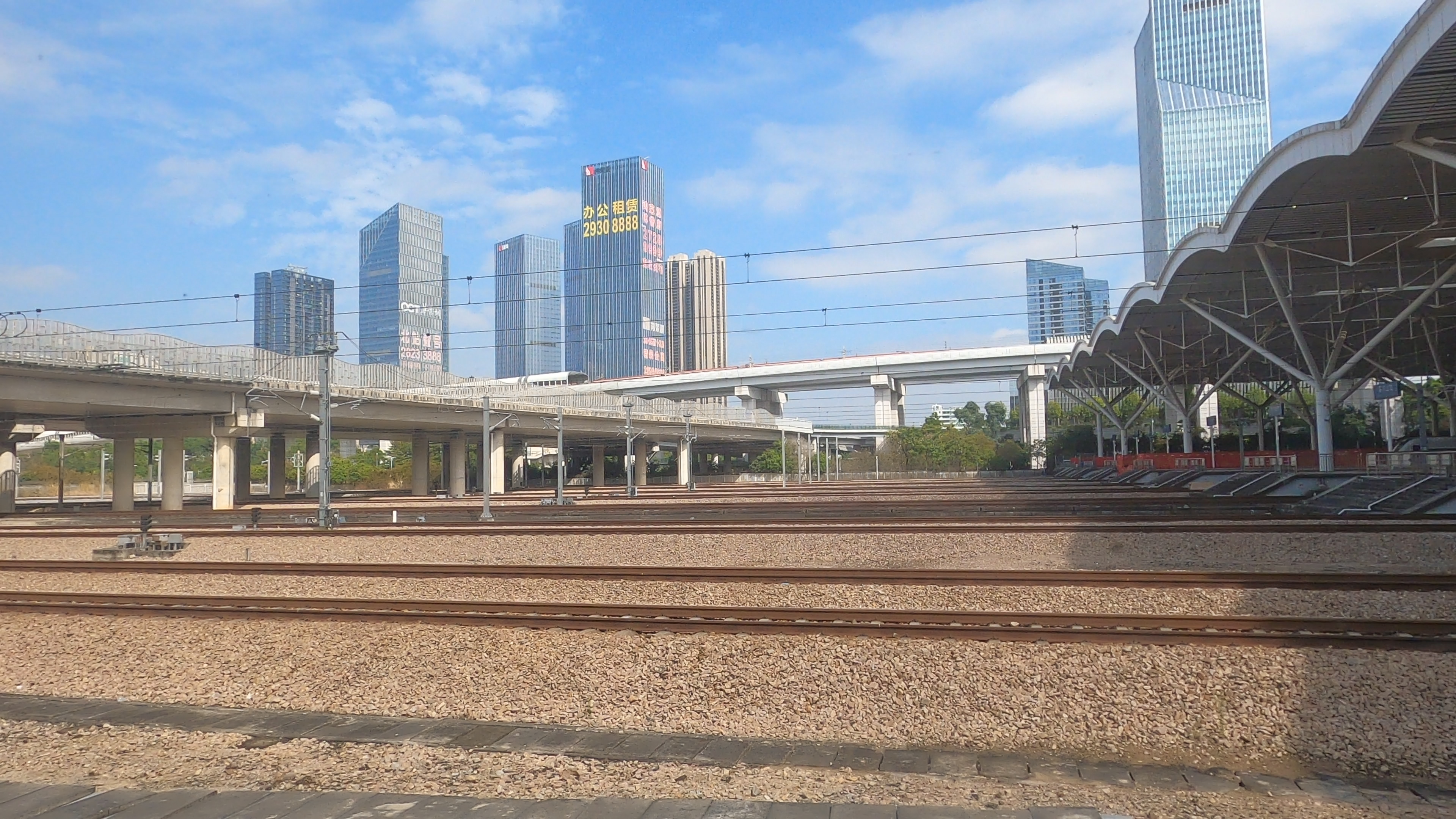 4K火车缓缓驶出车站旅行拍摄窗外风景视频的预览图