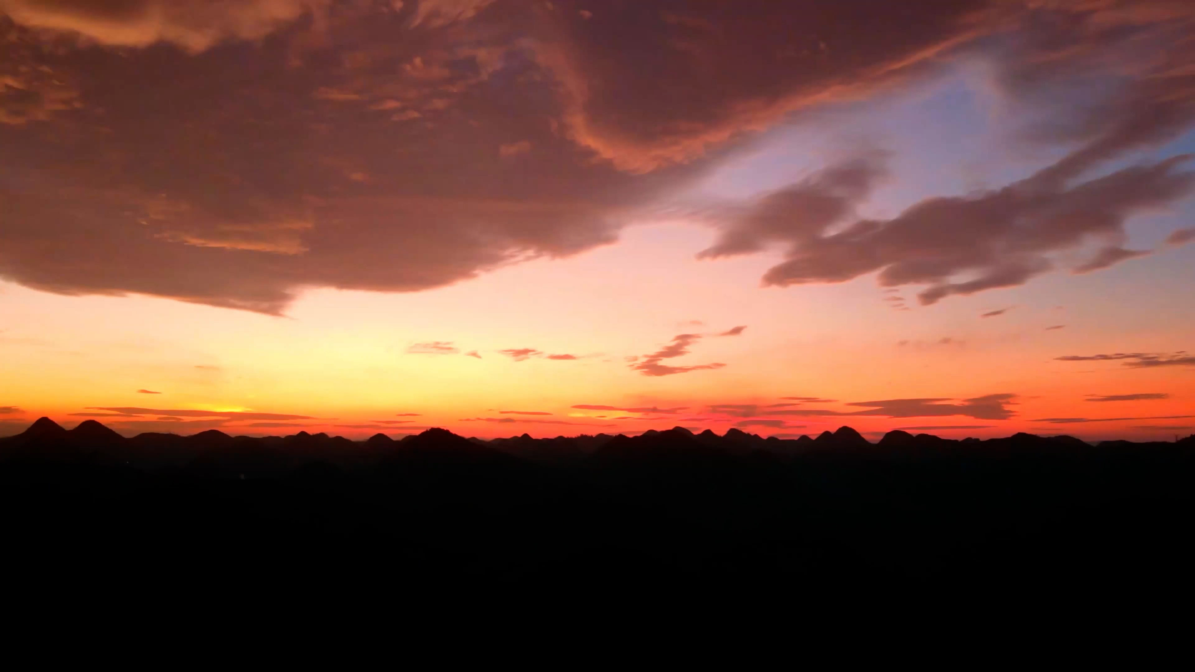4K拍摄傍晚火烧云延时意境空境视频的预览图