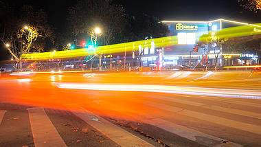 4K实拍城市夜景十字路口交通车流延时视频的预览图